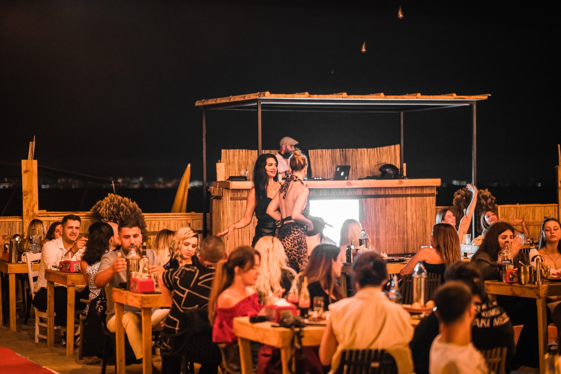 Arkadaş Kumda Rakı — Yalova Çınarcık sahilinde meze ve rakı
